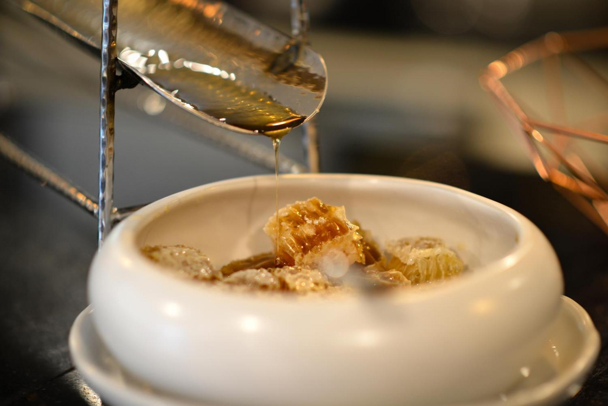 ヴィラ デ プラナコーン ルレ&シャトー バンコク都 エクステリア 写真 Honeycomb being drizzled with honey