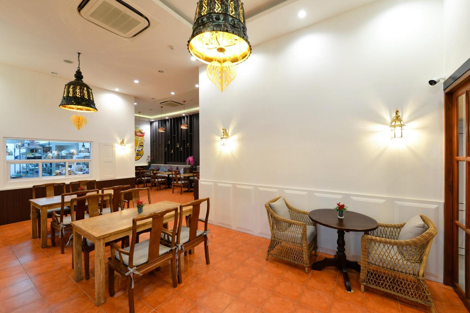 ヴィラ デ プラナコーン ルレ&シャトー バンコク都 エクステリア 写真 Interior of a Thai restaurant