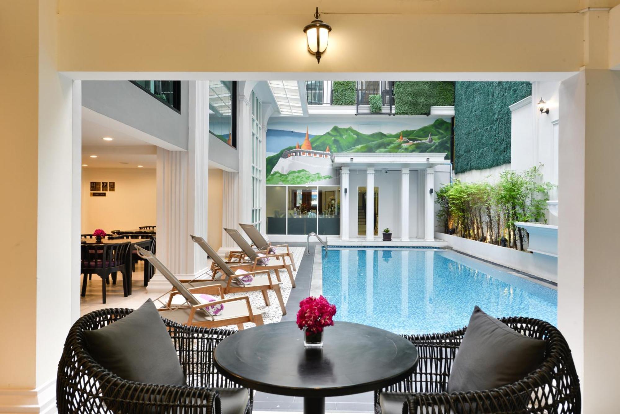 ヴィラ デ プラナコーン ルレ&シャトー バンコク都 エクステリア 写真 The pool at the hotel