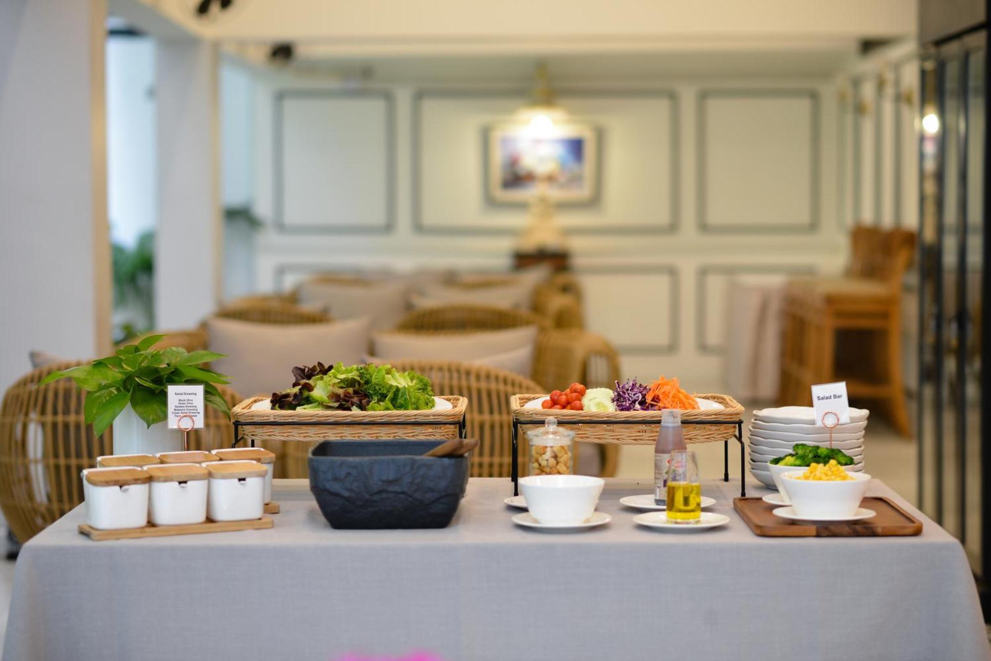 ヴィラ デ プラナコーン ルレ&シャトー バンコク都 エクステリア 写真 A salad bar