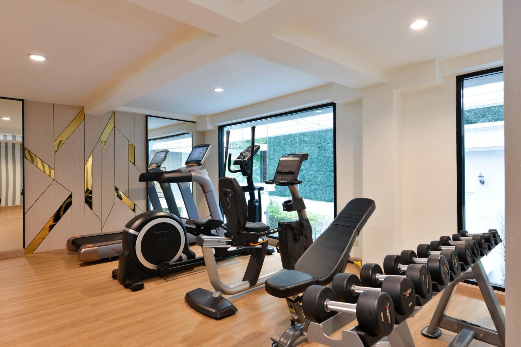 ヴィラ デ プラナコーン ルレ&シャトー バンコク都 エクステリア 写真 The gym at the hotel