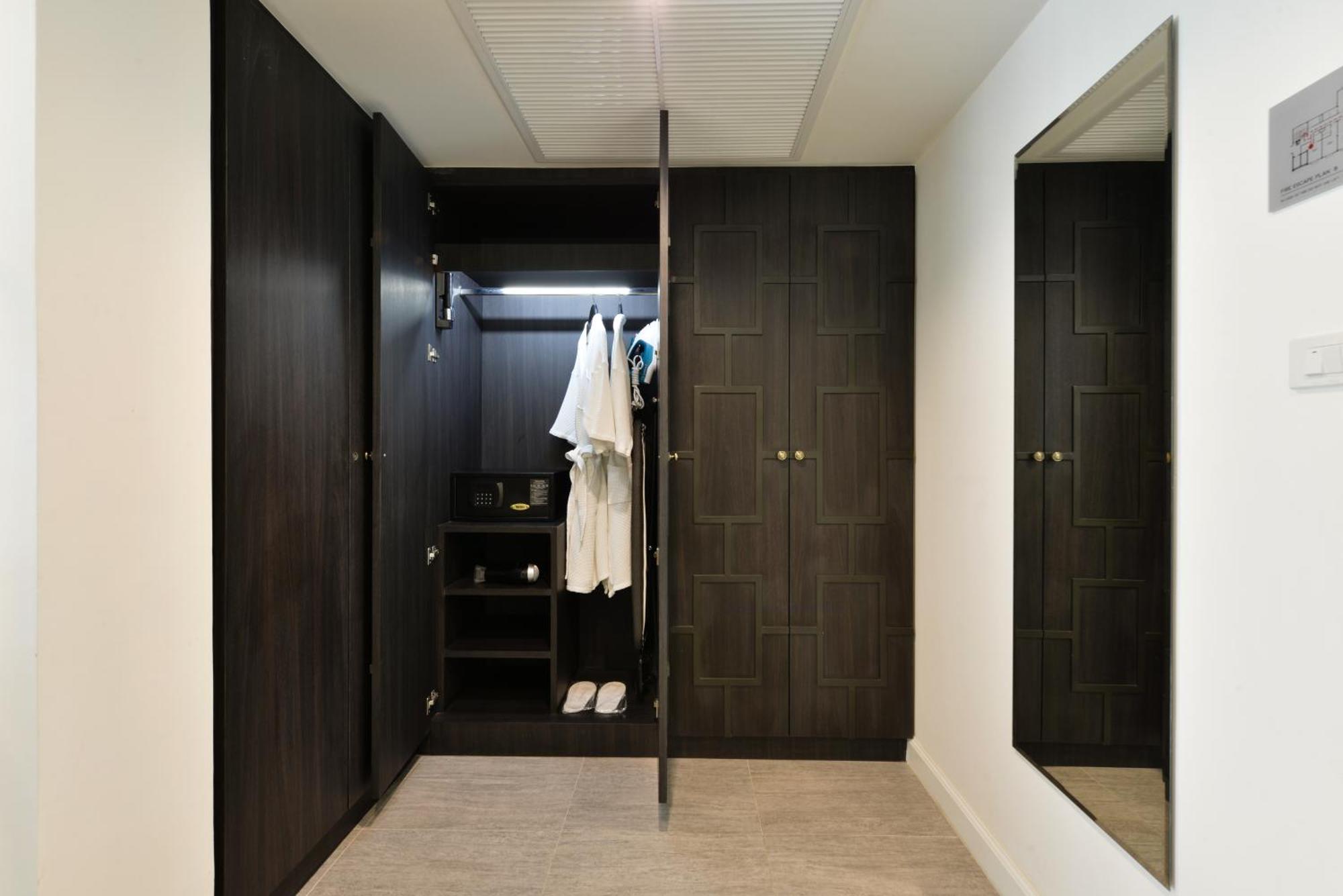 ヴィラ デ プラナコーン ルレ&シャトー バンコク都 エクステリア 写真 A walk-in closet