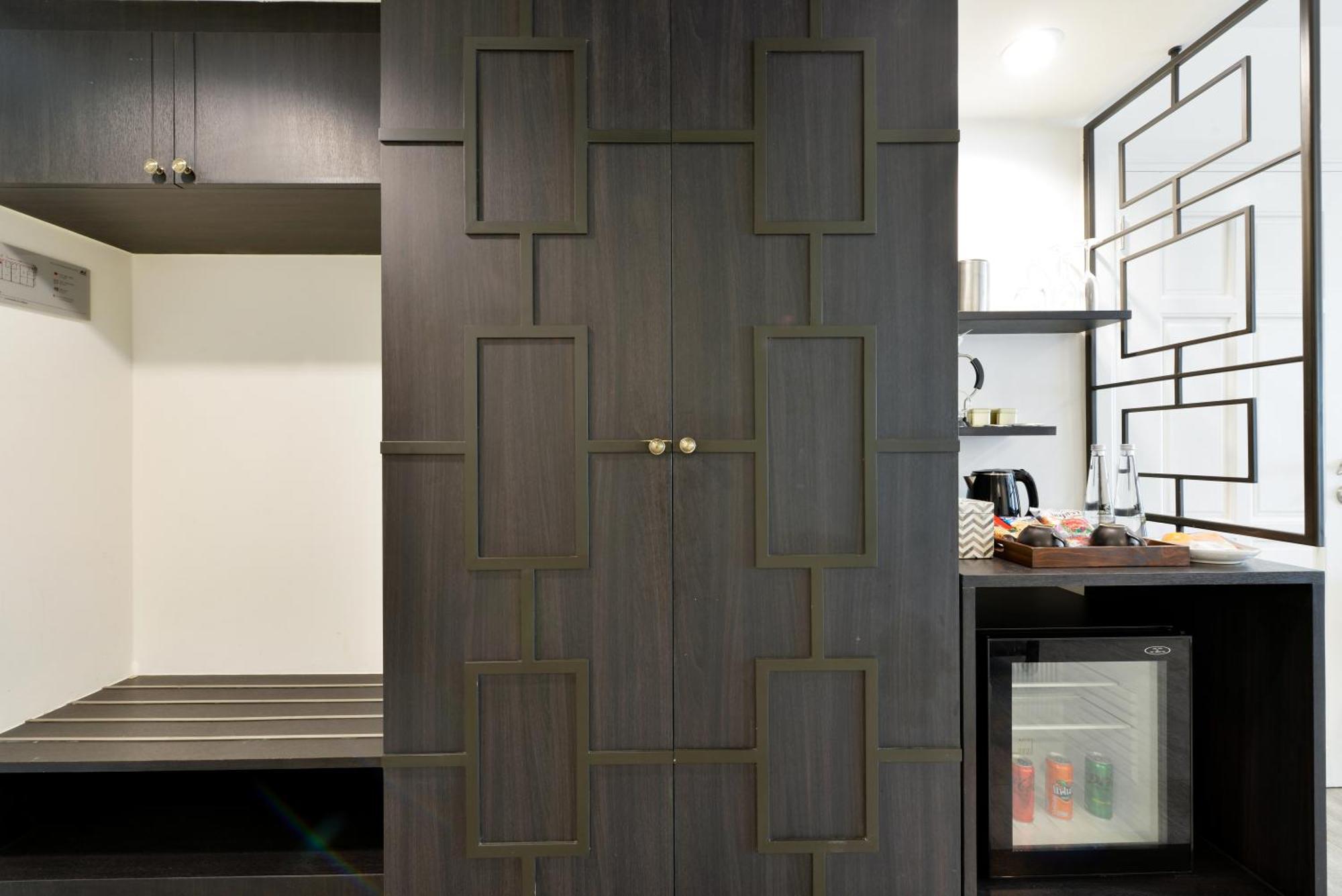 ヴィラ デ プラナコーン ルレ&シャトー バンコク都 エクステリア 写真 A door made of wood veneer