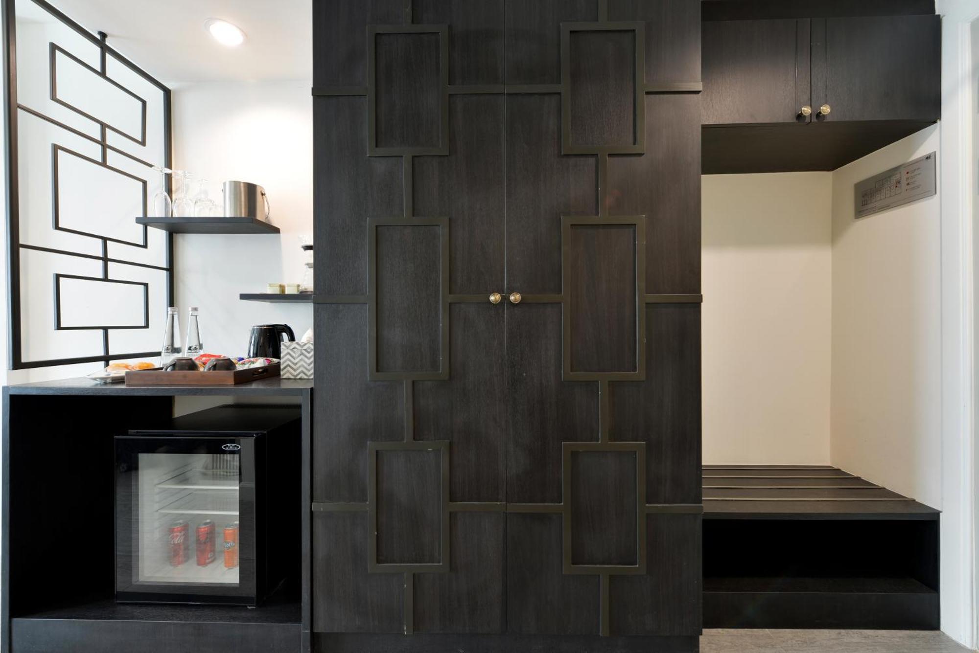 ヴィラ デ プラナコーン ルレ&シャトー バンコク都 エクステリア 写真 A door made of wood