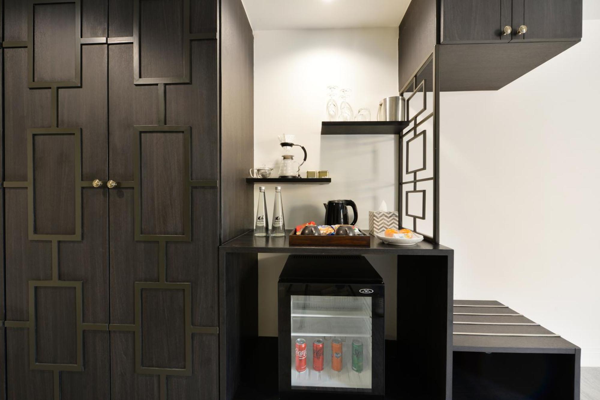 ヴィラ デ プラナコーン ルレ&シャトー バンコク都 エクステリア 写真 A wet bar in a hotel room