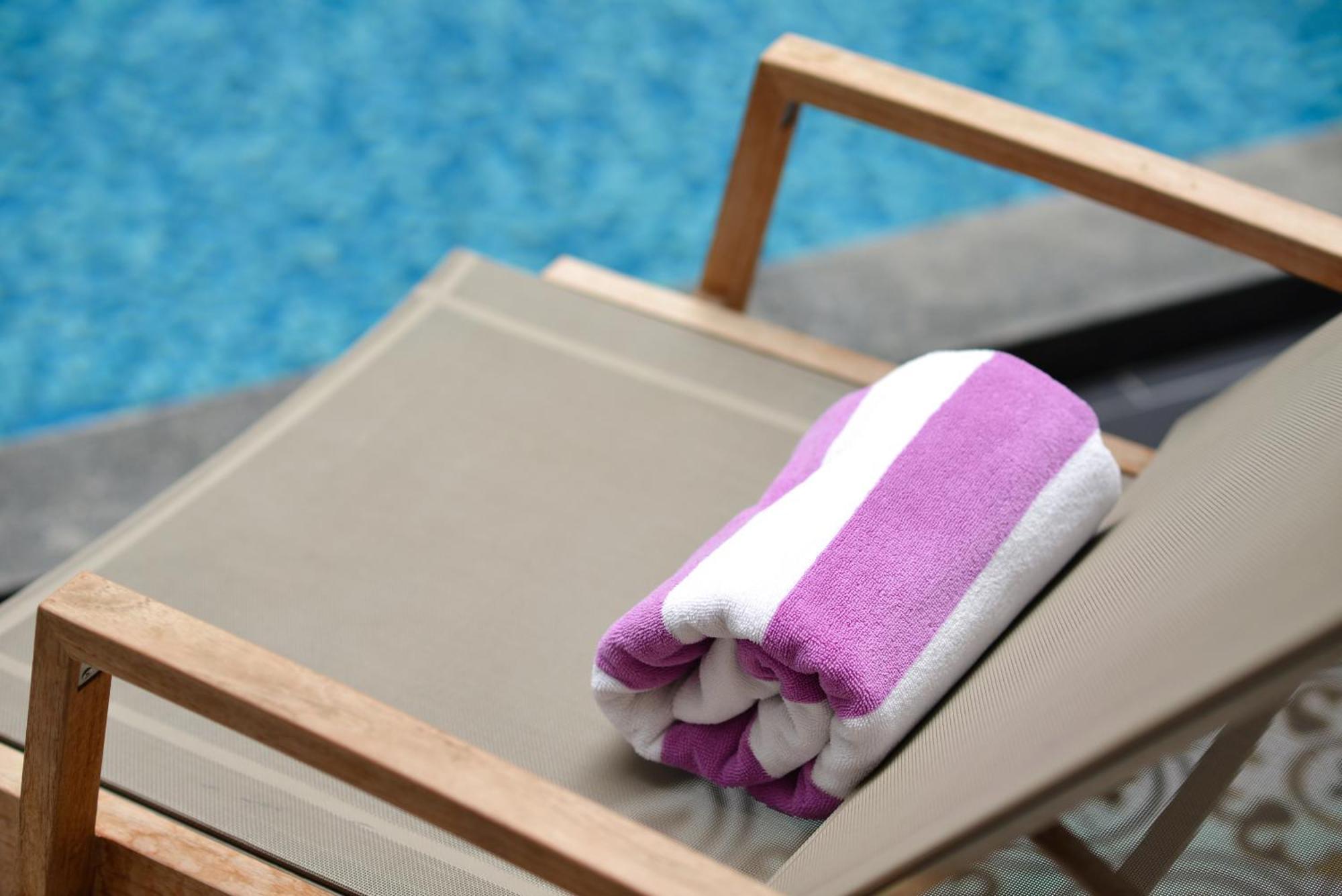 ヴィラ デ プラナコーン ルレ&シャトー バンコク都 エクステリア 写真 A pool towel