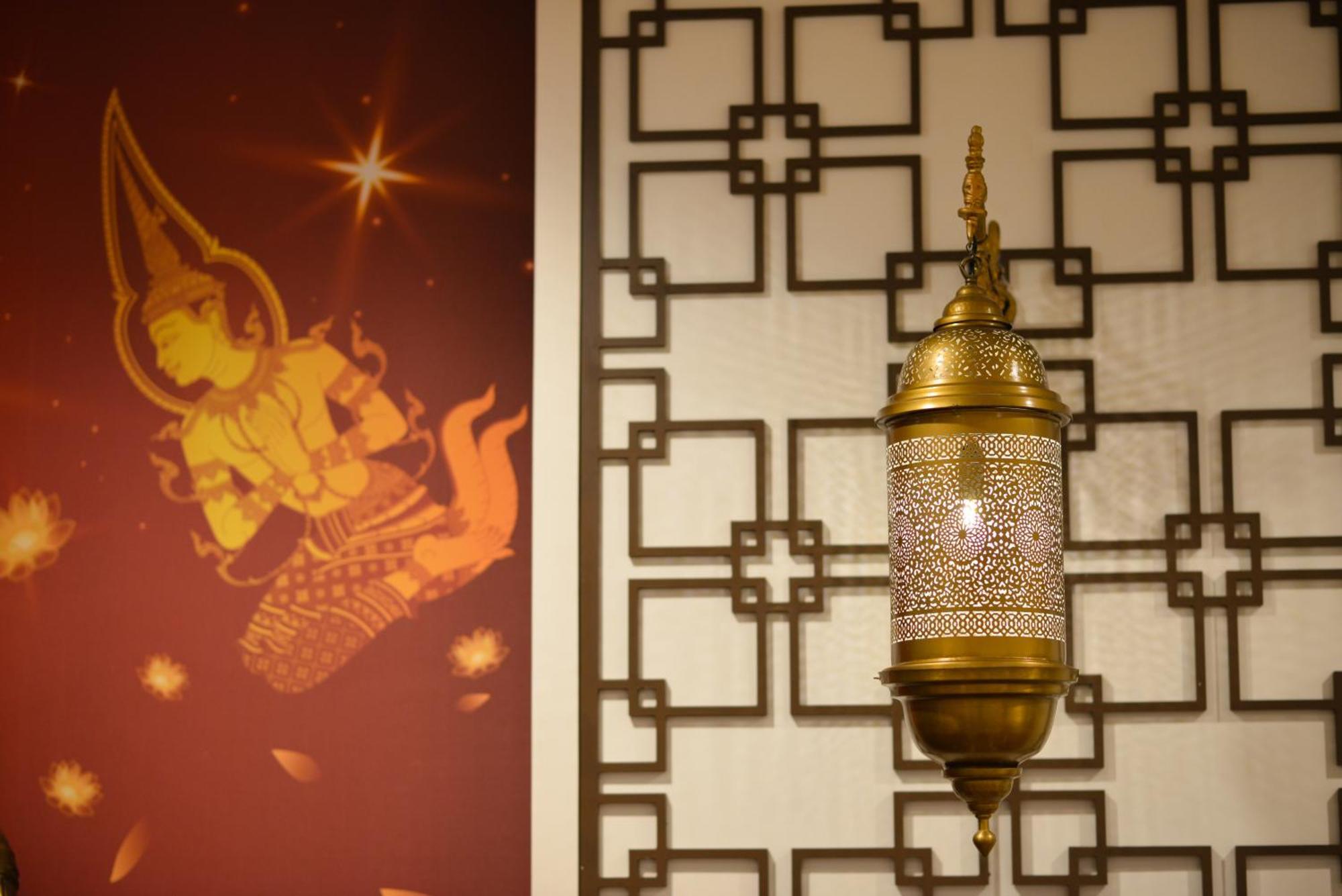 ヴィラ デ プラナコーン ルレ&シャトー バンコク都 エクステリア 写真 Thai style lantern
