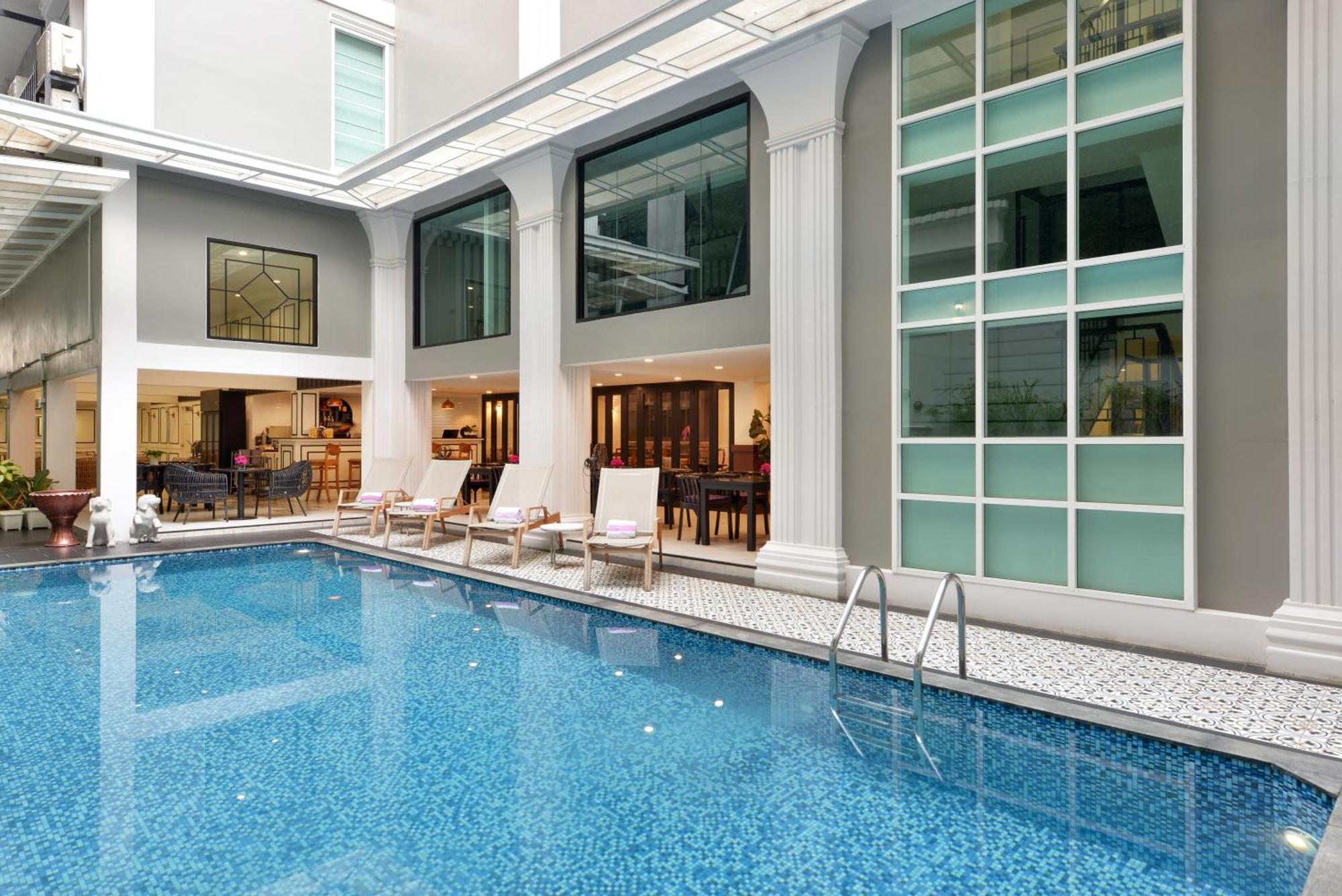 ヴィラ デ プラナコーン ルレ&シャトー バンコク都 エクステリア 写真 The swimming pool at the hotel