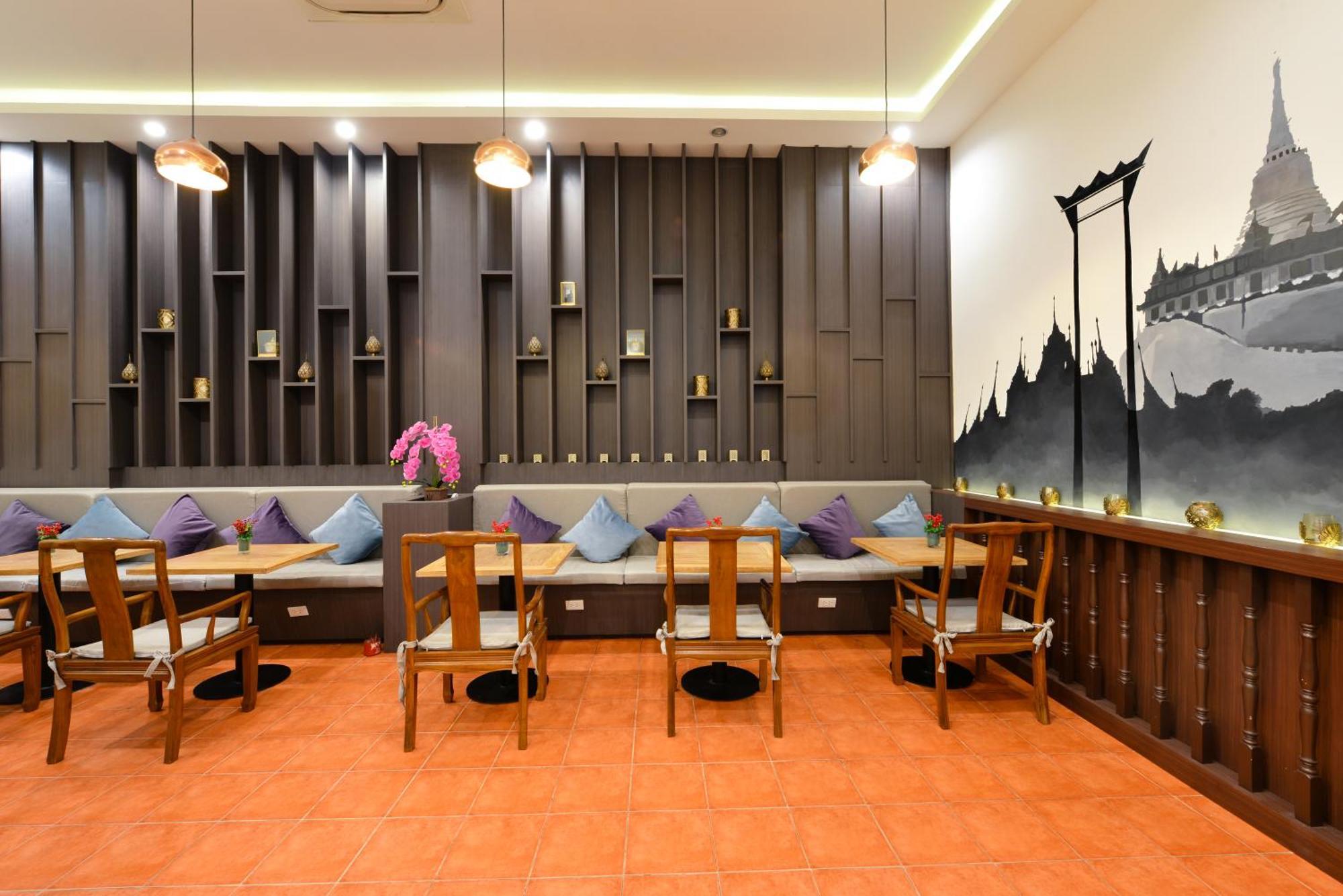 ヴィラ デ プラナコーン ルレ&シャトー バンコク都 エクステリア 写真 Interior of a Thai restaurant