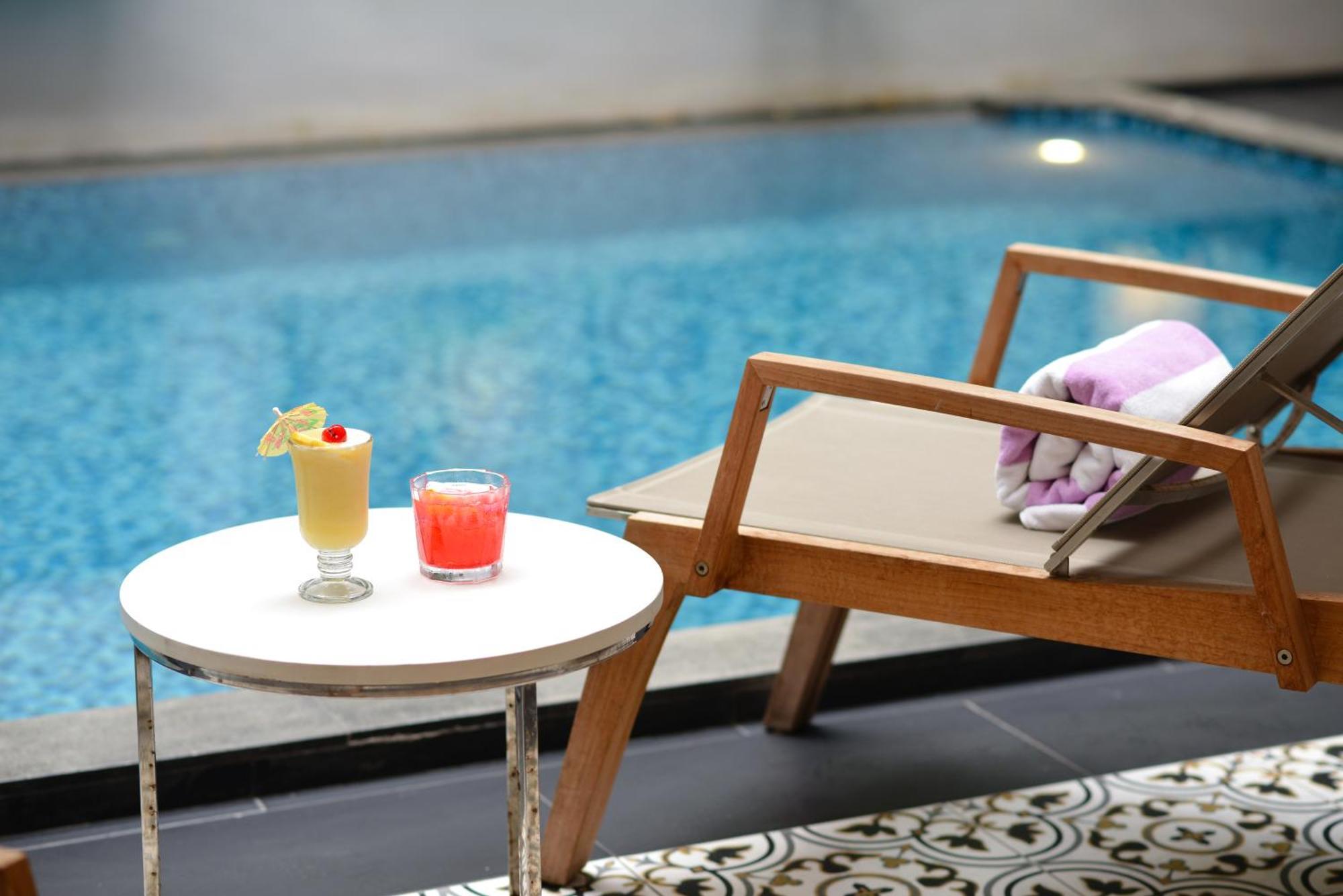 ヴィラ デ プラナコーン ルレ&シャトー バンコク都 エクステリア 写真 Swimming pool at the hotel
